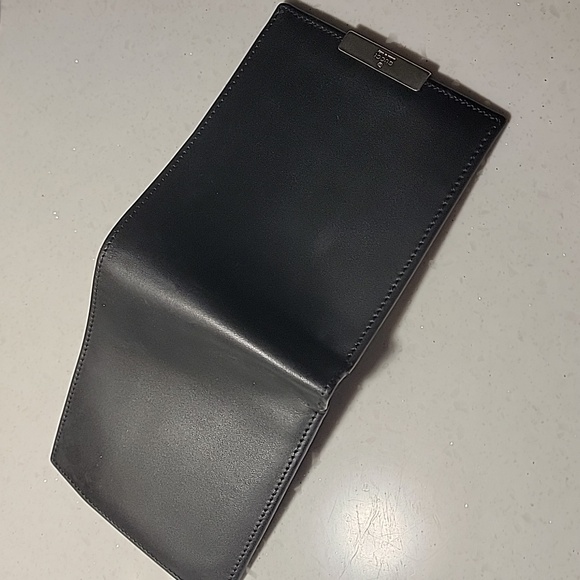 Authentic Men's Gucci bi-fold wallet - Picture 6 of 13